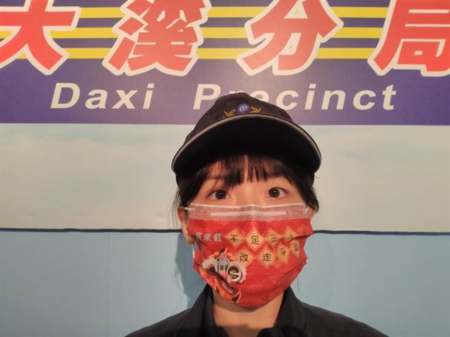 交通标语印上口罩员警防疫值勤免交谈。（警方提供／吕筱蝉桃园传真）