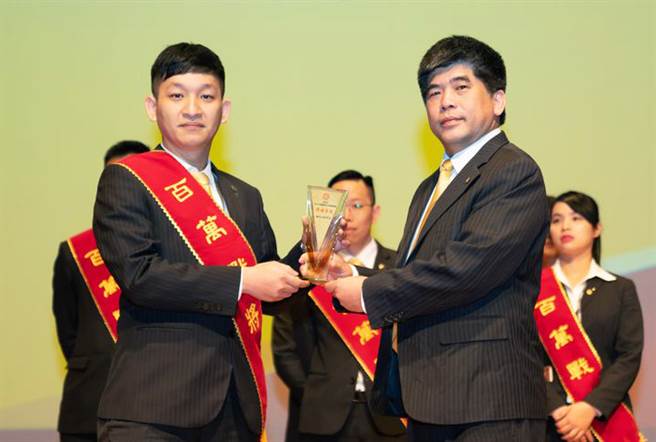 毕业后随即加入永庆房屋，张克扬(图左)表现亮眼，屡创佳绩。(图/永庆房屋提供)