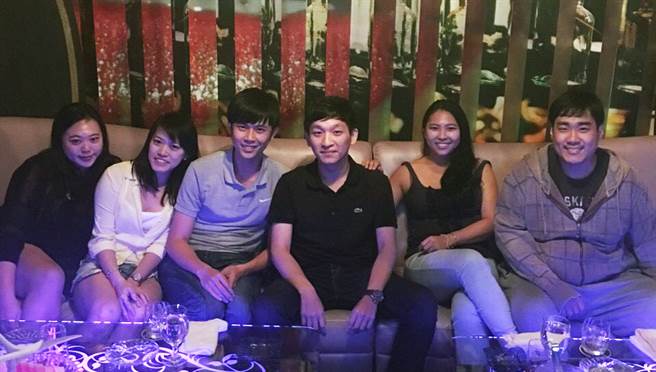 张克扬(图右三)利用弹性工作8小时制度，下班后经常与朋友聚餐联络感情。(图/永庆房屋提供)