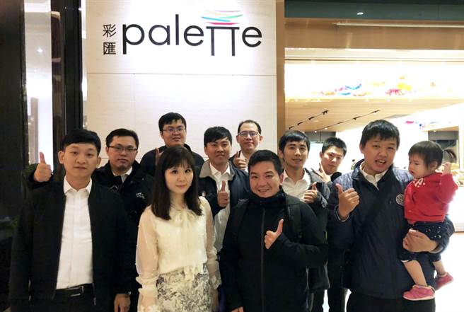 张克扬(图左一)在平常工作之余，经常与同事一起吃遍各地美食。(图/永庆房屋提供)