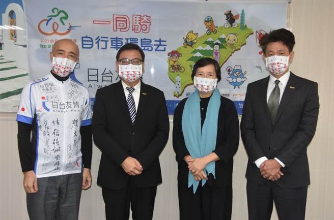 交通部观光局长张锡聪、台湾观光协会长叶菊兰等人合影。（观光局提供）