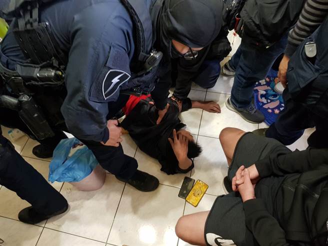 你害我分手 狠毒妹為愛尋仇12個打1個 開槍射殺男友弟（蘇澳警分局提 供／胡健森宜蘭傳真）