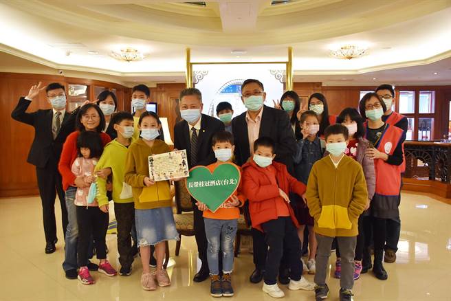 计智文基金会致赠感谢状予台北长荣桂冠酒店。（长荣提供）