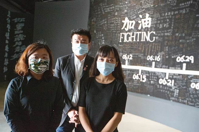 高雄市議員黃捷（右一）4日下午前往高雄駁二藝術特區觀看「若水，如火，有聲：一個關於行動的展覽」。（袁庭堯攝）