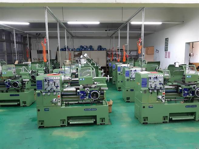 威赫公司捐赠光启高中16台全新车床。（校方提供／赖佑维桃园传真）