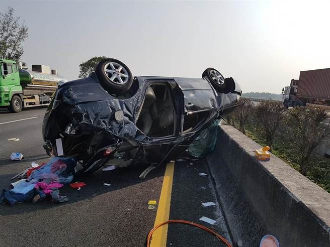 国道1号大林段今天下午发生一起自小客车翻覆车祸。（翻摄照片／张亦惠嘉县传真）

