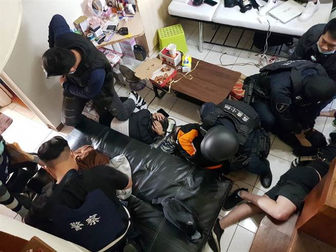 你害我分手 狠毒妹為愛尋仇12個打1個 開槍射殺男友弟（蘇澳警分局提供／胡健森宜蘭傳真）