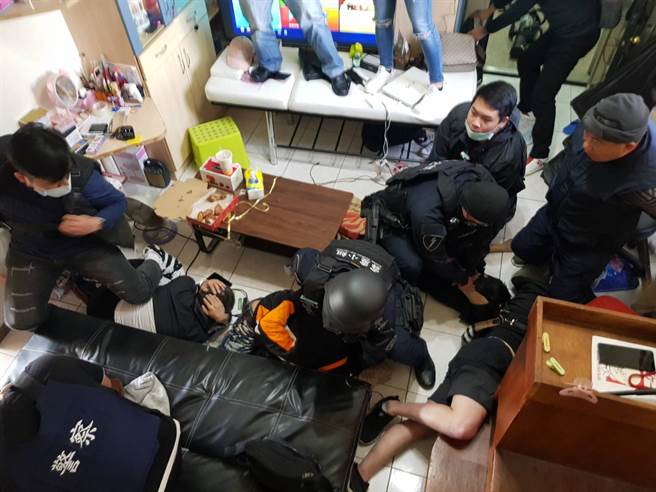 你害我分手 狠毒妹為愛尋仇12個打1個 開槍射殺男友弟（蘇澳警分局提供／胡健森宜蘭傳真）