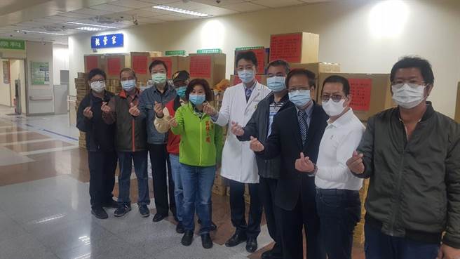 桃園市議員呂林小鳳和院方聯繫後，和多位好友募集33萬元，贈送水、發熱衣、杯湯、飲料及餅乾給桃醫。（呂林小鳳提供／賴佑維桃園傳真）