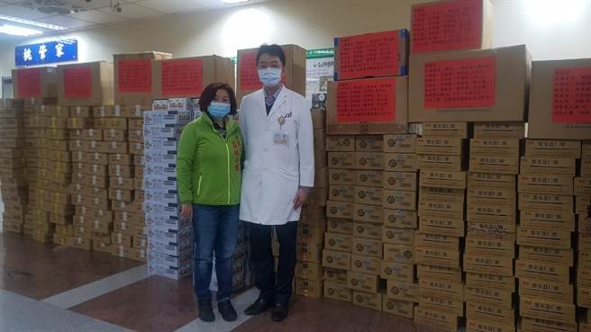 桃園市議員呂林小鳳和院方聯繫後，和多位好友募集33萬元，贈送水、發熱衣、杯湯、飲料及餅乾給桃醫。（呂林小鳳提供／賴佑維桃園傳真）