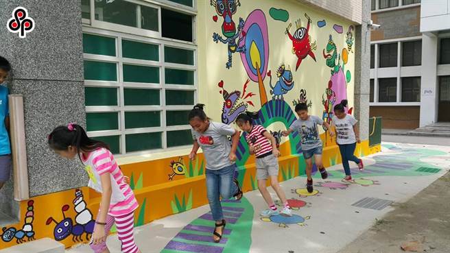 行政院今天召开记者会宣布育儿津贴将从2022年加码至每月5000元，但与此同时公立、非营利幼儿园、准公幼的收费却仅降低1500元。（报系资料照）