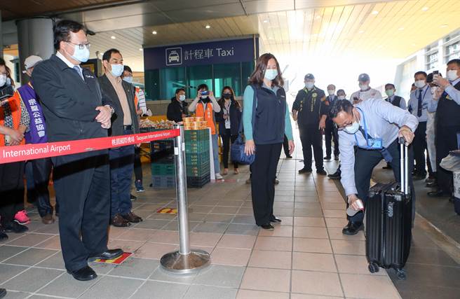 桃園市長鄭文燦4日下午前往桃園國際機場視察機場防疫計程車防疫作為，他表示，桃園位於防疫第一線，國境防疫尤其重要，有經驗豐富的防疫車隊加入防疫團隊，更能守好國境第一線。（陳麒全攝）