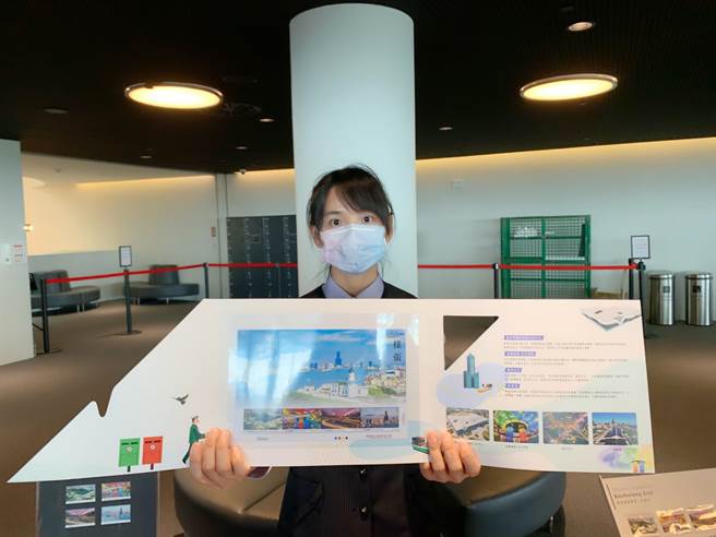中華郵政4日推出「寶島風情郵票-高雄市」，限量72萬套。（柯宗緯攝）