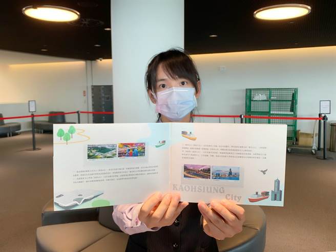 中華郵政4日推出「寶島風情郵票-高雄市」，限量72萬套。（柯宗緯攝）