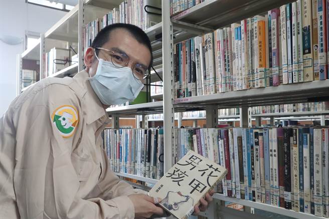 暢銷小說《花甲男孩》的作者、台灣新銳作家楊富閔近日回到台南大內區擔任替代役，並在熟悉的大內圖書館中，發現自己的著作。（李宜杰攝）
