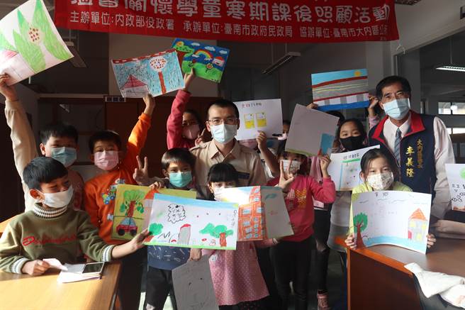 楊富閔與公所合作，舉辦為期3天的「關懷學童課後照顧活動」，幫助學童度過充實寒假，也認識故鄉土地。（李宜杰攝）