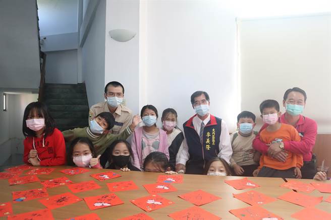 楊富閔與公所合作，舉辦為期3天的「關懷學童課後照顧活動」，幫助學童度過充實寒假，也認識故鄉土地。（李宜杰攝）