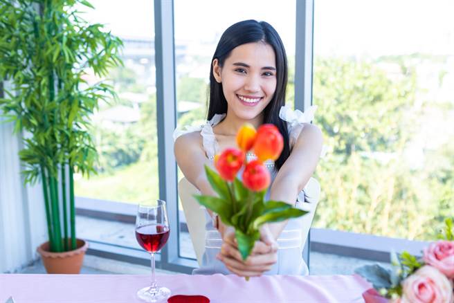 運勢命理網站「知命命理」分享，許多人家中常見的假花、帶刺植物、刀劍擺飾等，都會影響運勢。（示意圖／shutterstock）