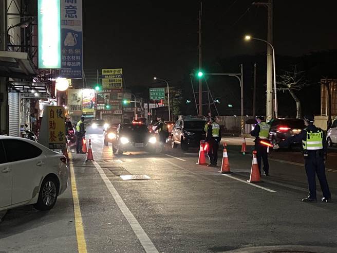 彰警临检112处治安顾虑场所、21处路检。（彰化县警局提供／吴敏菁彰化传真）