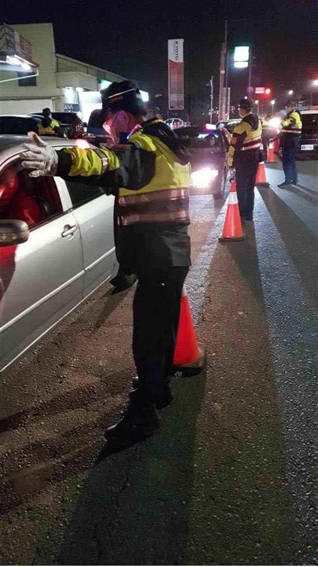 彰警临检112处治安顾虑场所、21处路检。（彰化县警局提供／吴敏菁彰化传真）