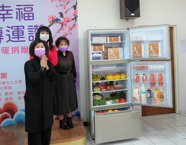 關懷志工團隊協助林口善安心理健康協會完成新冰箱願望。（林口區公所提供／葉德正新北傳真）