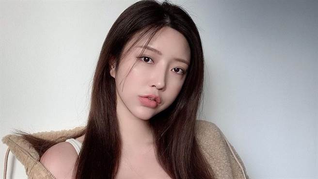 Somi 日前为饭店宣传晒出泳装辣照令网友大喷鼻血。（图／IG@cxxsomi）