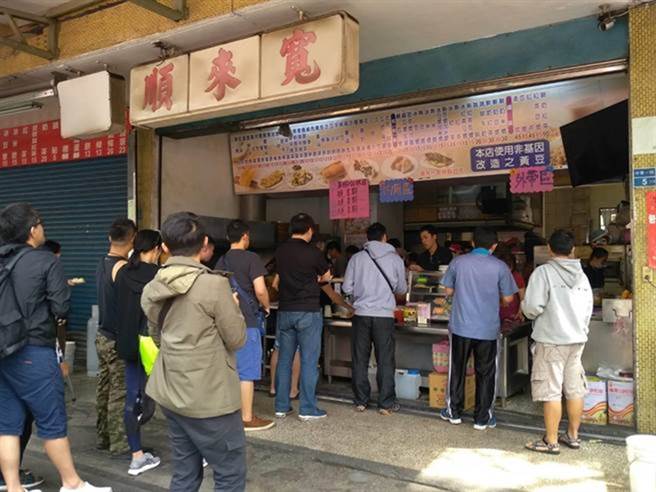 宽来顺传统早点在左营果贸社区家喻户晓，经常大排长龙。（曹明正摄）