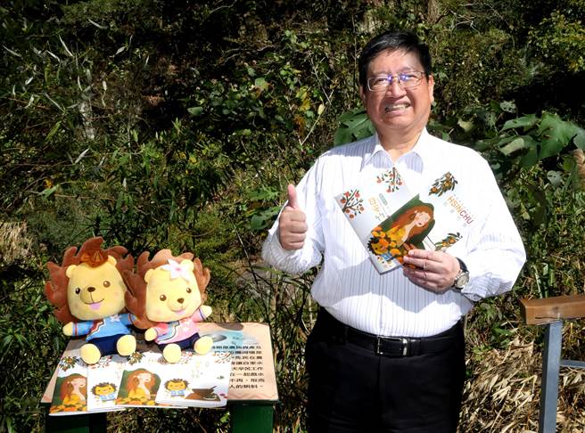 新竹縣旅遊手冊改版上架，新竹縣長楊文科邀請大眾前往新竹縣，一覽在地自然景觀及人文風情。（莊旻靜攝）
