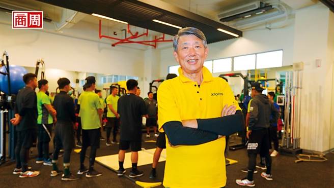 崇越董座郭智輝（前）開啟新斜槓品牌Xports，鎖定專業球員和高端客群，進行個人化運動訓練。(圖/楊文財攝)