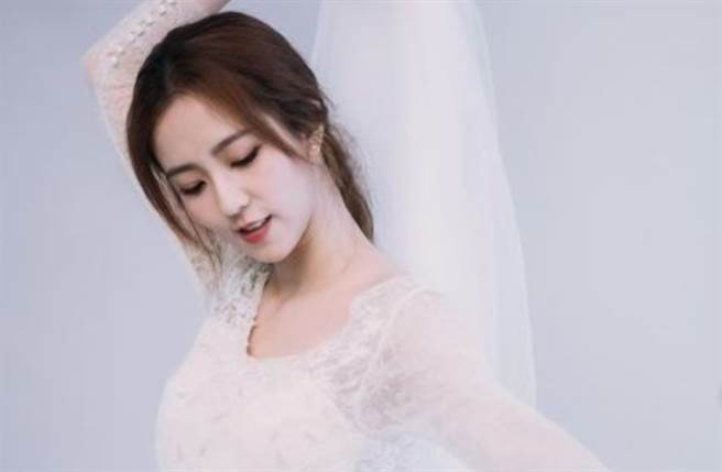 女星周曉涵換上白紗大秀白皙美背及翹臀。（圖／IG@ilove7388）
