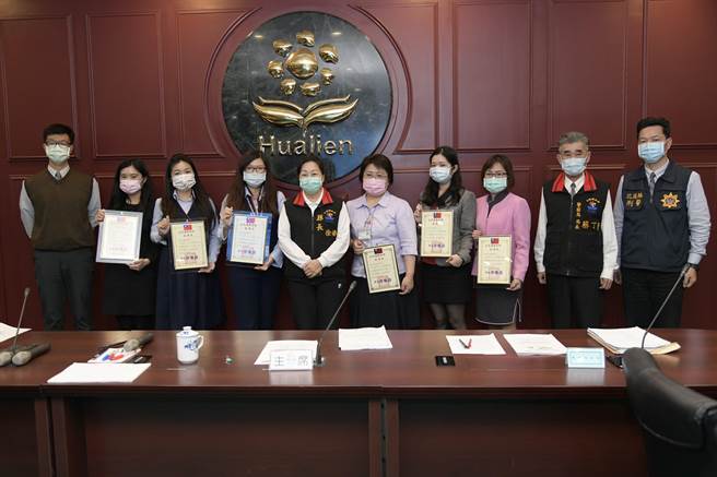 縣長徐榛蔚、警局長蔡丁賢利用召開治安會報，公開表揚6行員機警攔阻詐騙匯款案。（花蓮警方提供／王志偉花蓮傳真）