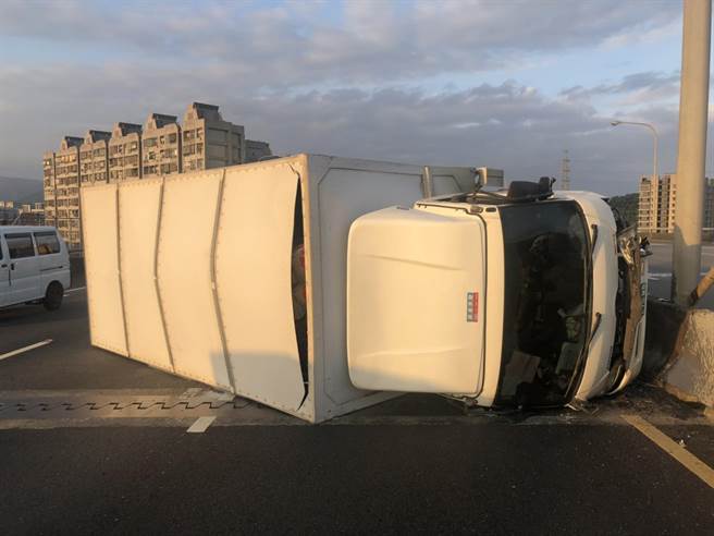 一辆大货车今（4日）下午4时许，行经国道3号南下12公里处，疑因不明原因突然翻覆。（叶书宏翻摄）