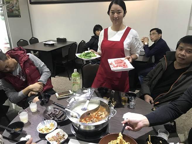 「六眷村麻辣鸳鸯锅」提供多种火锅料及独家美味菜肴。（胡健森摄）