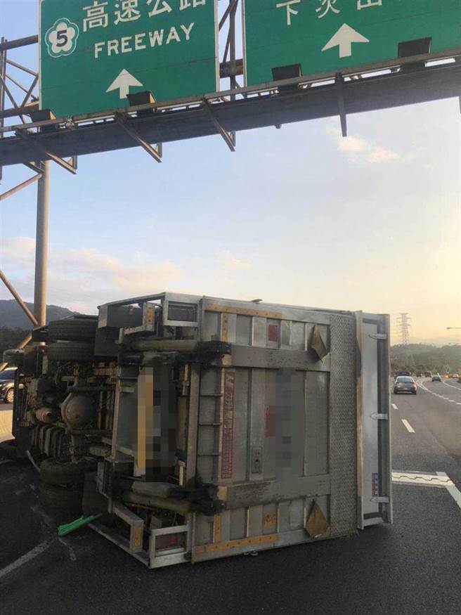 一辆大货车今（4日）下午4时许，行经国道3号南下12公里处，疑因不明原因突然翻覆。（叶书宏翻摄）