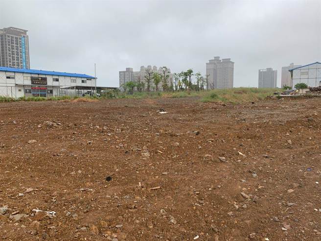 淡海国小工程跳票延宕，图为目前校地情形（淡海国小正式启航脸书／戴上容新北传真）