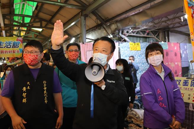 嘉义县长翁章梁今4日率领县府相关局处前往朴子市场以大声公宣导防疫观念。（嘉义县政府提供∕吕妍庭嘉义传真）