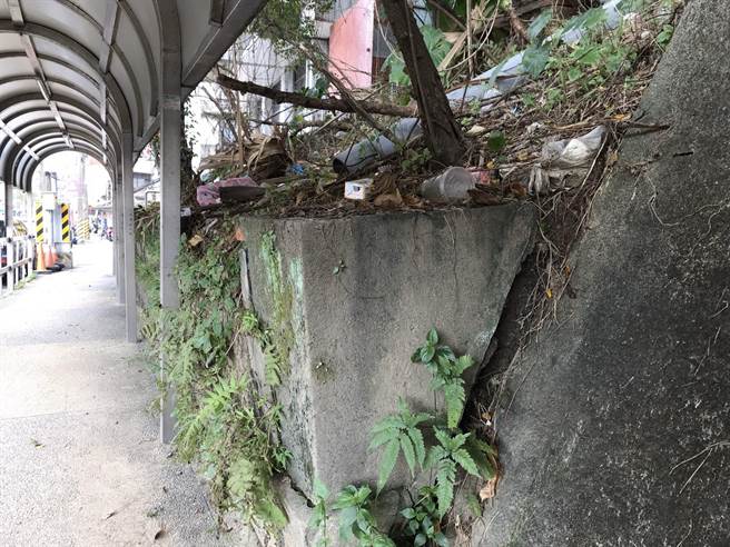位在基隆南榮路派出所和南新街之間的人行道，其擋土牆傾斜嚴重。（陳彩玲攝）