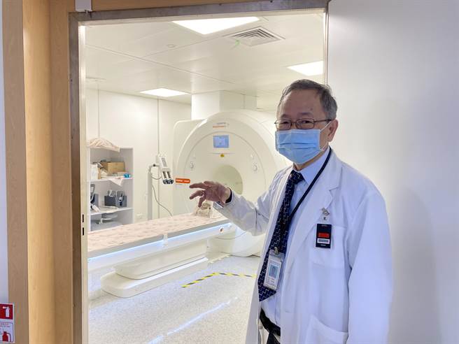 埔基醫事部主任詹益豐分析，這是投縣內最先進的核磁共振儀器，幾乎人體所有器官皆可運用MRI檢查，快速而精確地找到病灶，把握時間治療。（黃立杰攝）