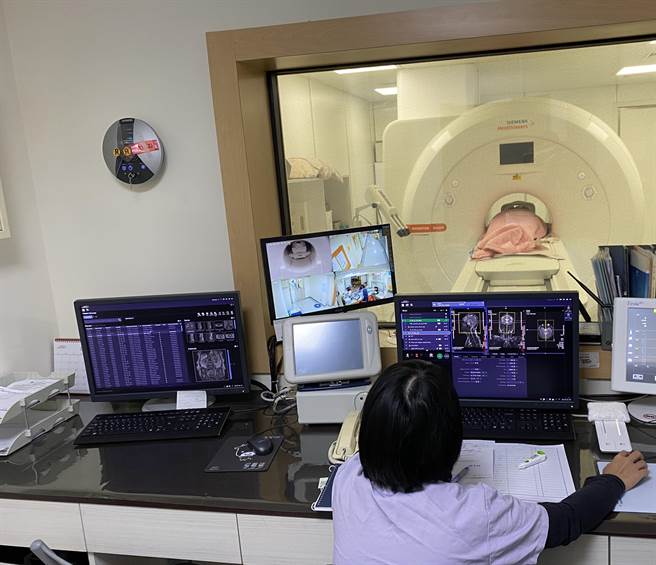 埔里基督教醫院導入全新世代的MRI核磁共振儀，原理是將人體內水分子中的氫原子共振產生訊號，加以電腦運算組合成像，呈現人體內部的詳細情報。（黃立杰攝）