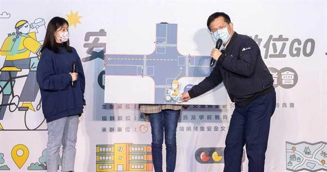 林佳龍部長與國中生代表一同互動說明如何進行兩段式左轉。(圖/CTWANT)