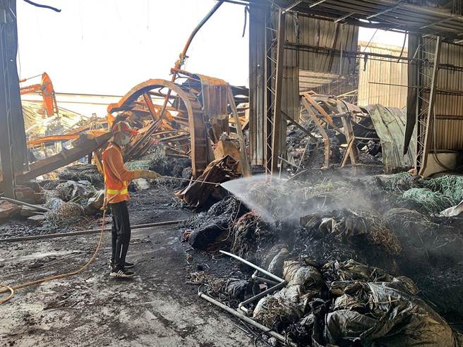 嘉義市環保局人員噴灑稀釋的漂白水進行氧化除臭。（嘉義市政府提供）