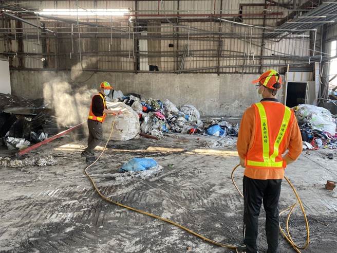 嘉義市環保局人員噴灑稀釋的漂白水抑塵除臭。（嘉義市政府提供）