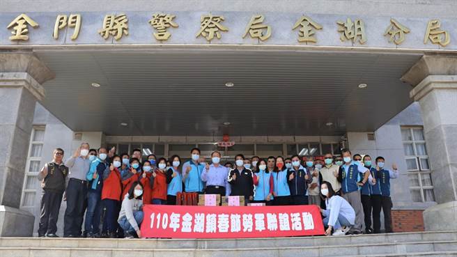 金湖鎮長陳文顧、鎮代會主席蔡乃靖率隊慰問員警維安辛勞。（金湖鎮公所提供）