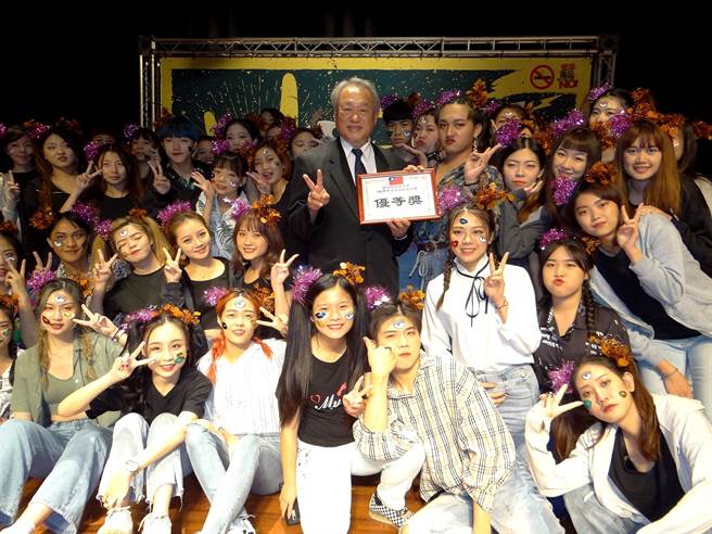 远见杂志企业主调查，正修进入企业最爱大学生TOP30，私立科大排名第2，图为正修科大校长龚瑞璋（中）与学生合影。（林雅惠摄）