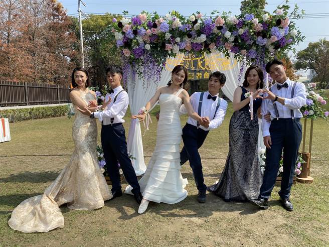 阿里山國家風景區管理處將舉辦星光下婚禮，舞者巧扮新人穿浪漫婚紗。（廖素慧攝）