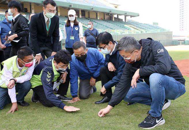 中职新会长蔡其昌（右一）南下高雄视察澄清湖棒球场。（中华职棒联盟提供）