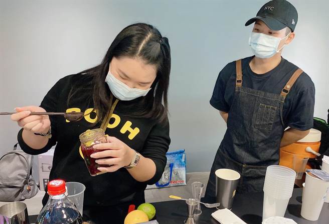 学员自备雪碧、榛果、玫瑰和红酒等材料尝试，跳脱原有基本款咖啡种类的框架，过程中不断有惊喜。（林雅惠摄）