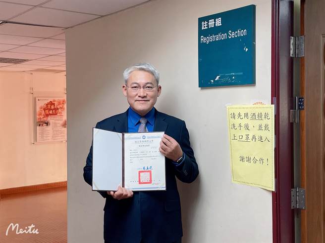 3年前轉任律師的前彰化地檢署檢察官鄭智文，開心在臉書貼文分享，公開宣布順利取得土木工程碩士學位證書。（摘自臉書／謝瓊雲彰化傳真）
