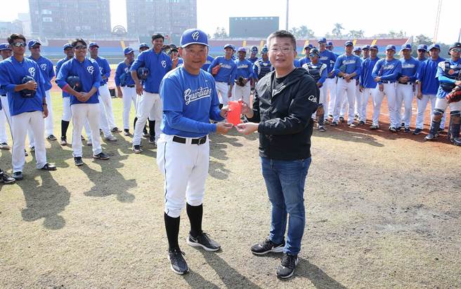 蔡其昌（右）访视富邦悍将春训并颁发加菜金。（中华职棒联盟提供）