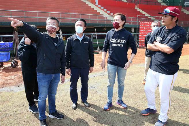 蔡其昌（左一）访视乐天桃猿，领队浦韦青（右二）、总教练曾豪驹（右一）。（中华职棒联盟提供）